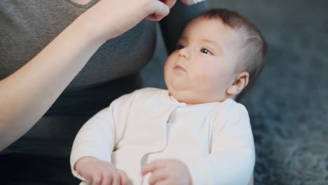 Porträt-Eines-Kleinen-Mädchens,-Dessen-Haar-Mit-Einer-Babybürste-Gekämmt-Wird