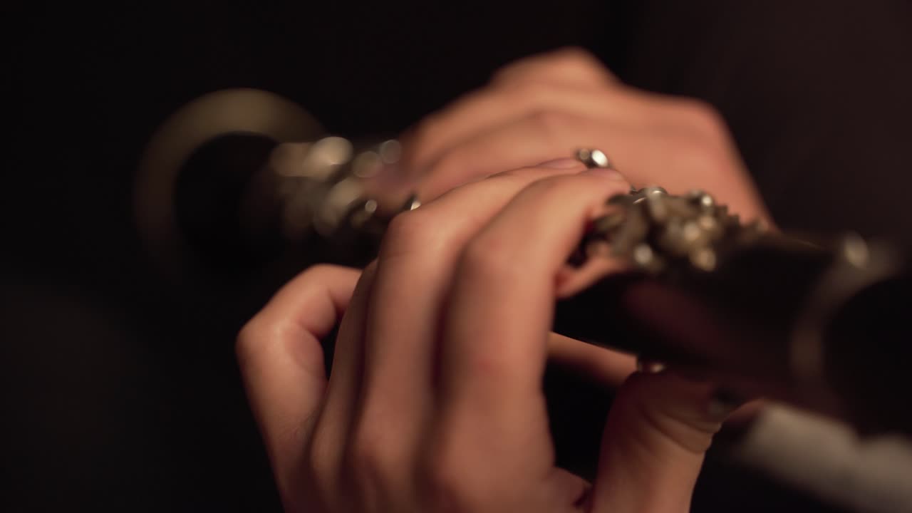 어두운 방에서 클라리넷을 연주하는 손가락 연주자