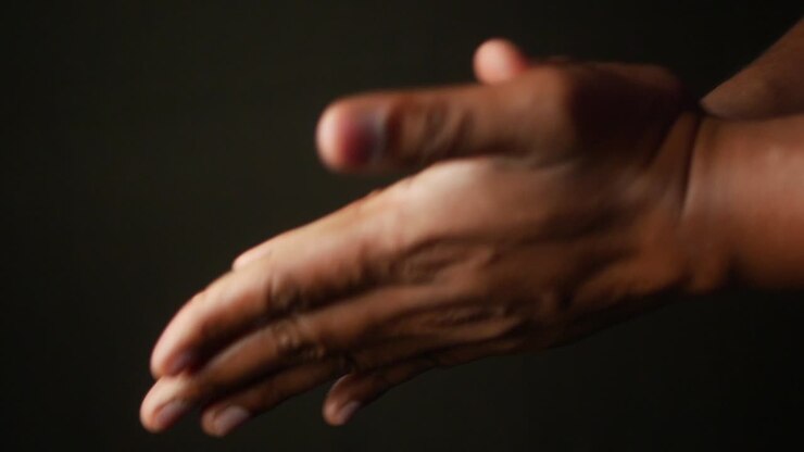 Application de lotion sur les mains