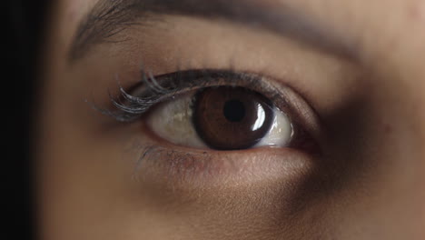 cerrar la apertura del ojo de la mujer mirando a la cámara pestañas belleza cosméticos detalle óptico