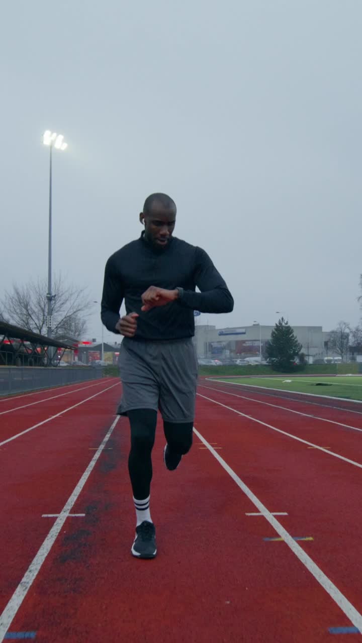hombre corriendo en una pista