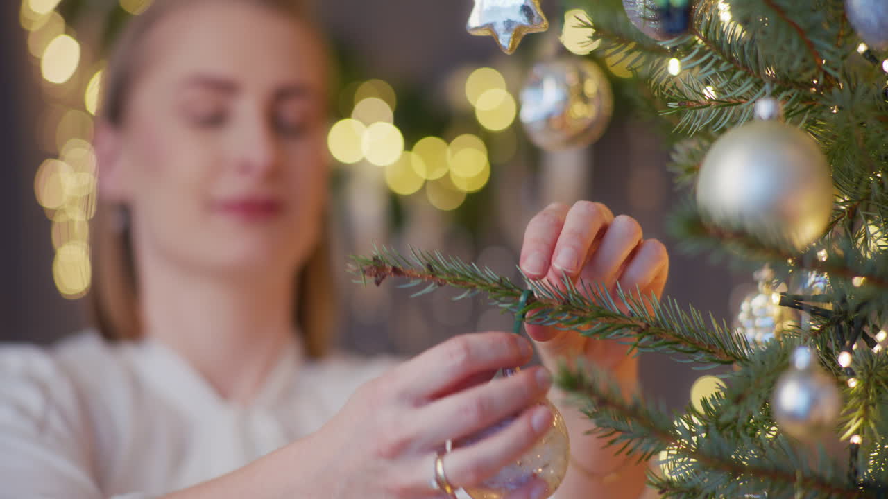 la mujer mágica de navidad decorando el árbol de navidad