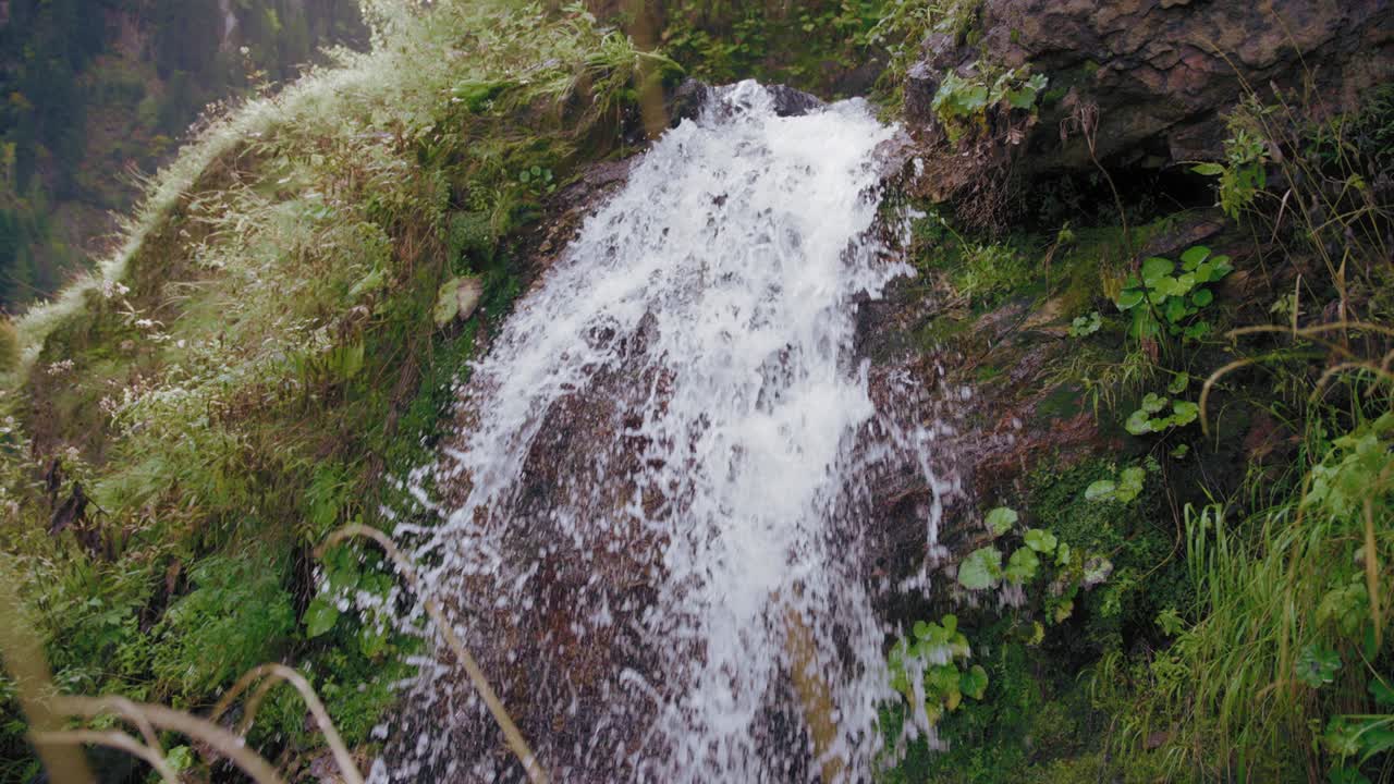 cascada en la naturaleza, muñeco fuera