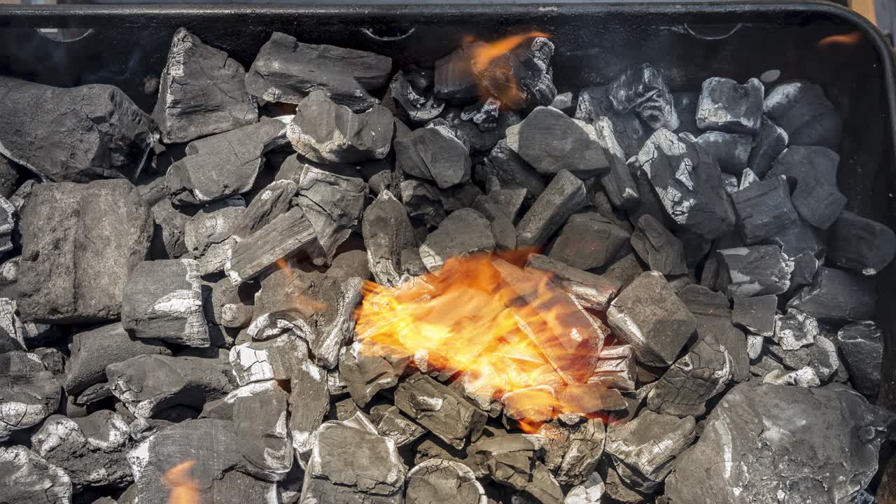 bbq 그릴 에서 불타는 석탄 에 불타는 불 의 영화