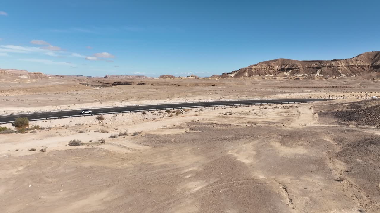 사막에서 운전하는 색 전기 지프 복수자