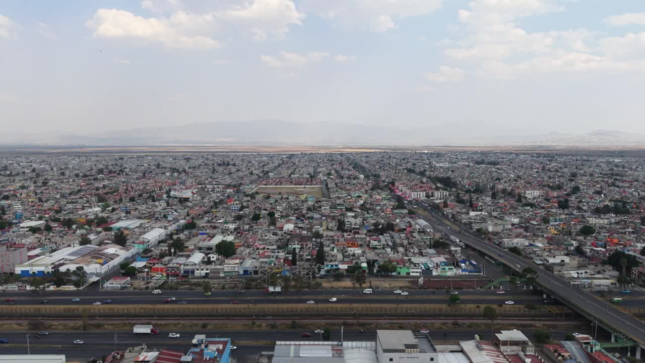 Decollo con un drone su Ecatepec, giornata di sole.