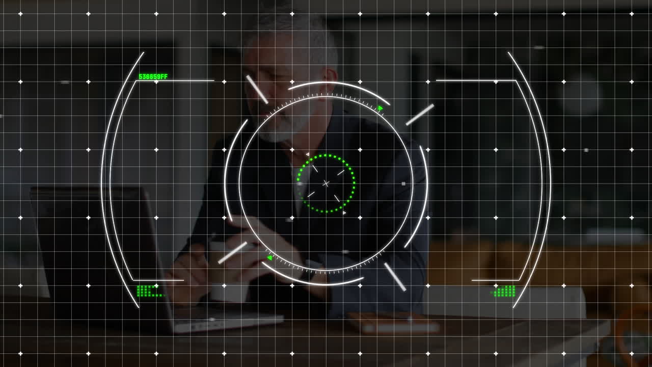 노트북을 사용하는 백인 사업가에 대한 범위 스캐닝 및 데이터의 애니메이션