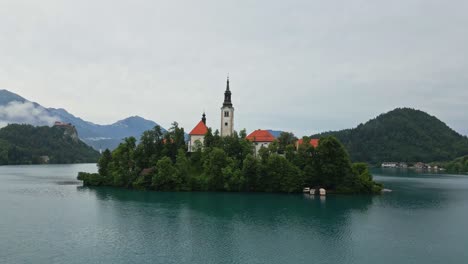 Toma-De-Drones-Hacia-Atrás-Del-Lago-Bled,-Eslovenia-Por-La-Mañana-Durante-El-Verano