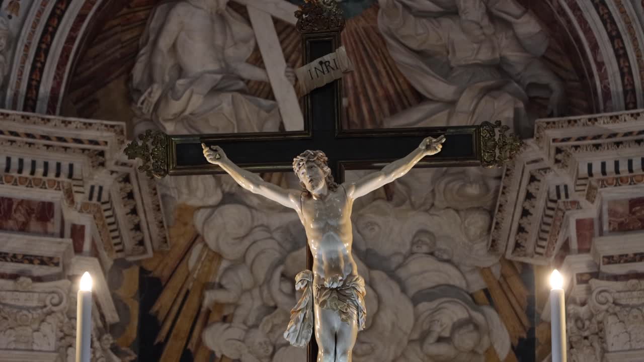 Bellissima croce di Gesù Cristo, è impressionante e luminosa, le luci aiutano ad avere fede.