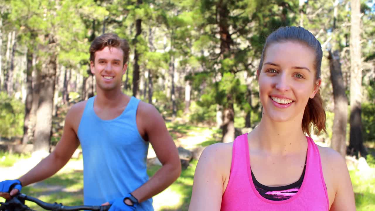pareja feliz con bicicletas