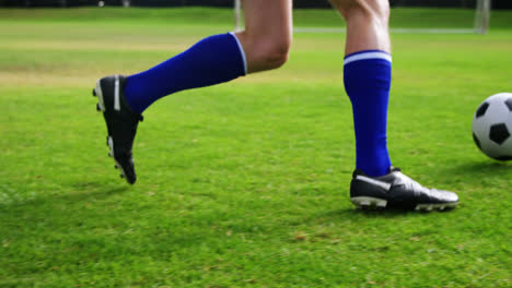 jugador de fútbol jugando al fútbol en el campo