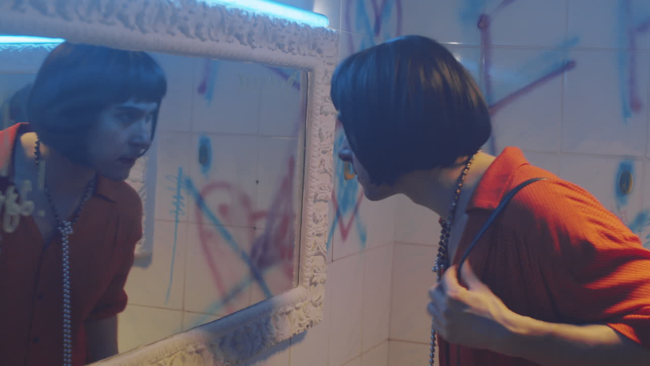 나이트클럽 화장실에서 립스틱을 바르는 트랜스젠더 남성