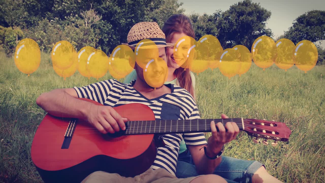 animación de iconos de globos sobre una feliz pareja caucásica tocando la guitarra