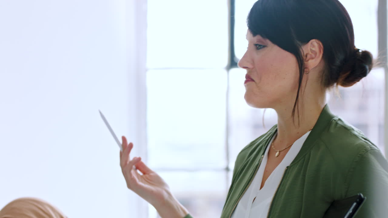 사무실, 프레젠테이션과 태블릿 아이디어를 가진 여성