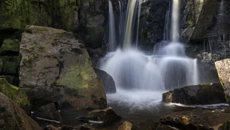 Lapso-De-Tiempo-De-La-Cascada-Local-En-El-Paisaje-Forestal-Rural-De-Irlanda-En-Un-Día-Soleado-De-Verano