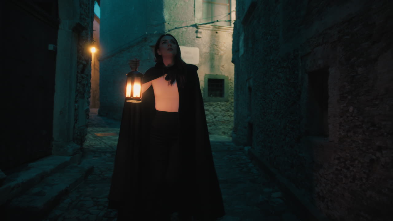 밤 도시의 거리에서 신비한 등불을 든 여자