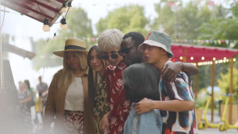 amigos en un festival de música al aire libre