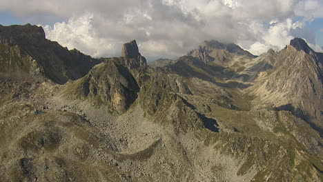 Impresionante-Paisaje-Montañoso-En-Los-Alpes-Franceses,-Parque-Nacional-De-Vanoise---Vuelo-Aéreo-De-Drones