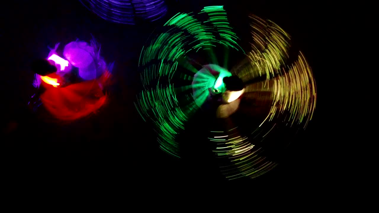 chicas bailando con trajes de led.