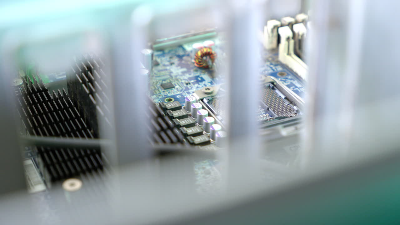 placa base de una computadora de estación de trabajo con procesadores y memoria