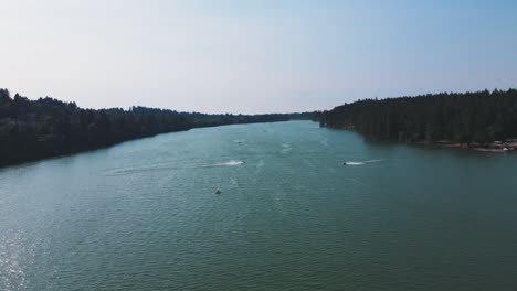 Drohnenaufnahme-Des-Lacamas-Sees-Mit-Bäumen