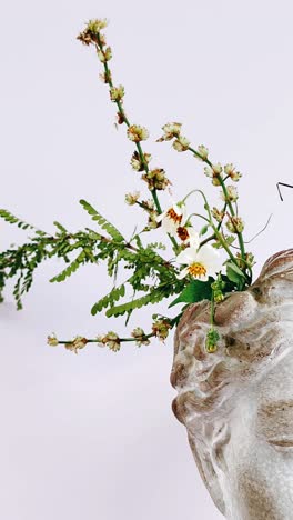 arreglo floral en una cabeza decorativa