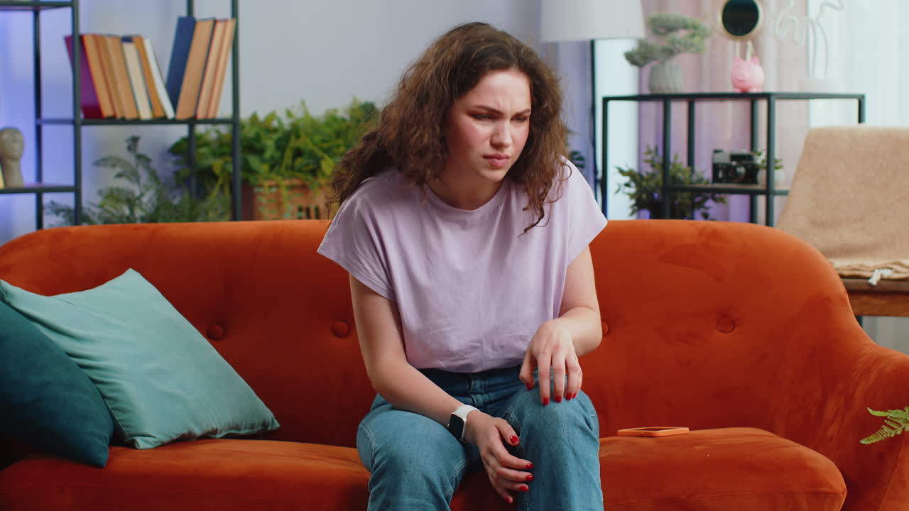 mujer adulta que sufre de doloroso dolor severo en las articulaciones de la rodilla, enfermedad de los músculos de las piernas calambres reumatismo