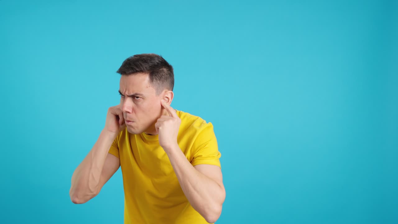 Uomo che si copre le orecchie con le dita