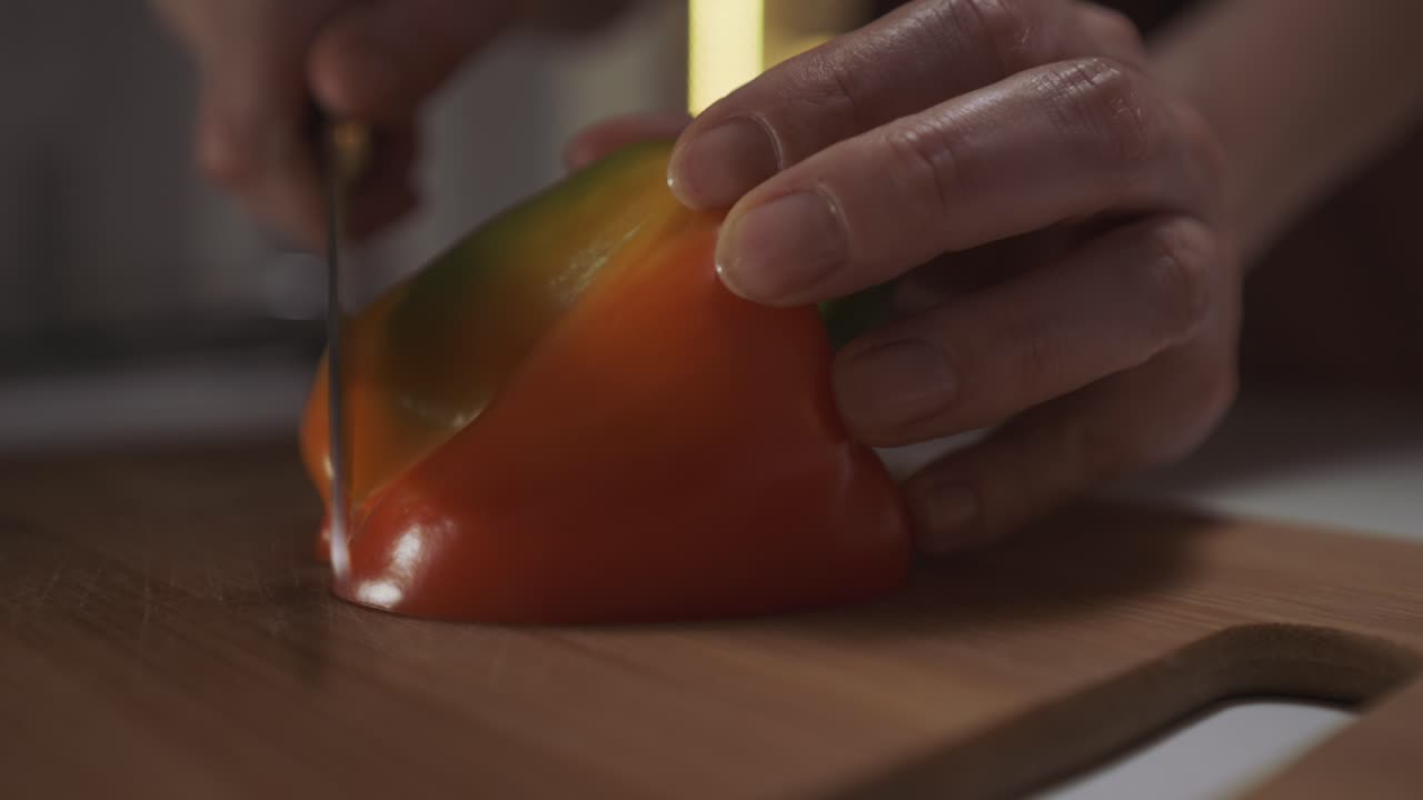 다채로운 고추 를 잘라내는 것