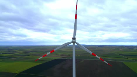 Windkraftanlage-In-Landwirtschaftlicher-Landschaft---Nahaufnahme