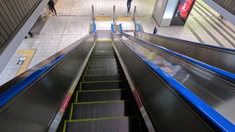 un descenso en una escalera mecánica en una estación tranquila