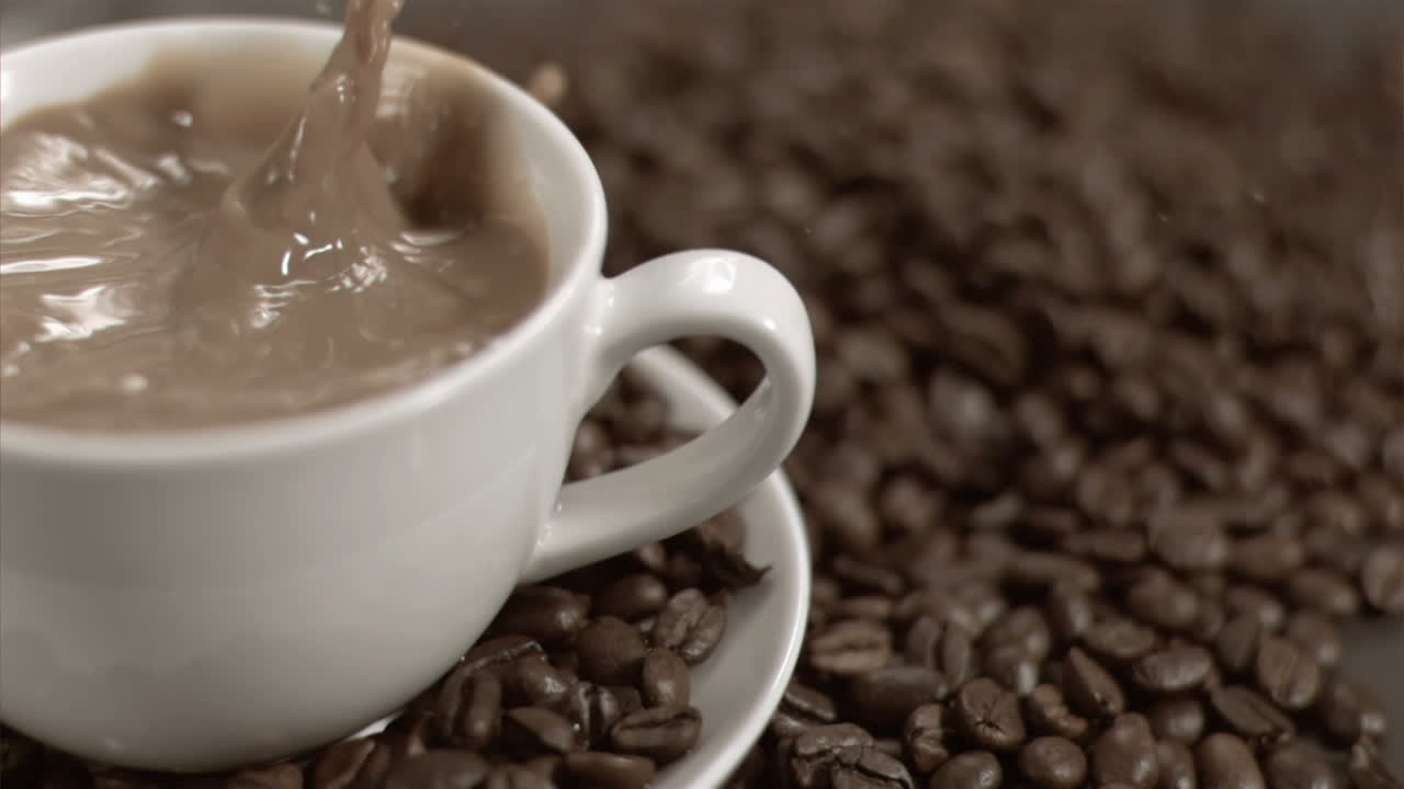 Zuccherino che cade in super rallentatore nel caffè bianco