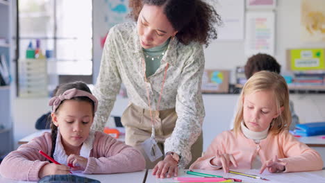 Hilfe,-Bildung-Und-Frau-In-Einem-Klassenzimmer