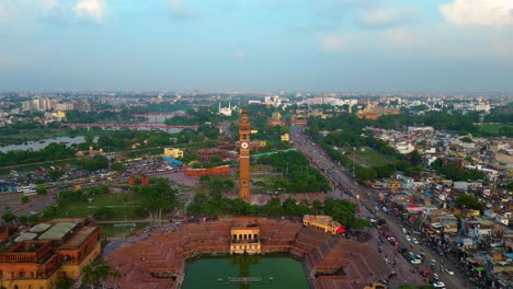 Husainabad-Uhrturm-Und-Bada-Imambara-Indien-Architekturansicht-Von-Der-Drohne