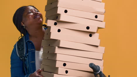 mensajero agarrando paquetes para la entrega