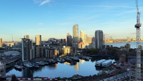 luchtfoto blackwall basin op het isle of dogs in londen