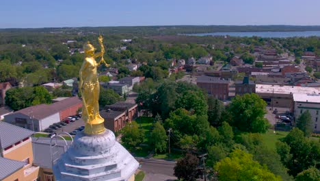 sorvola la statua d'oro della signora giustizia in cima al bellissimo tribunale della contea dell'ontario a canandaigua, new york vicino al lago canandaigua