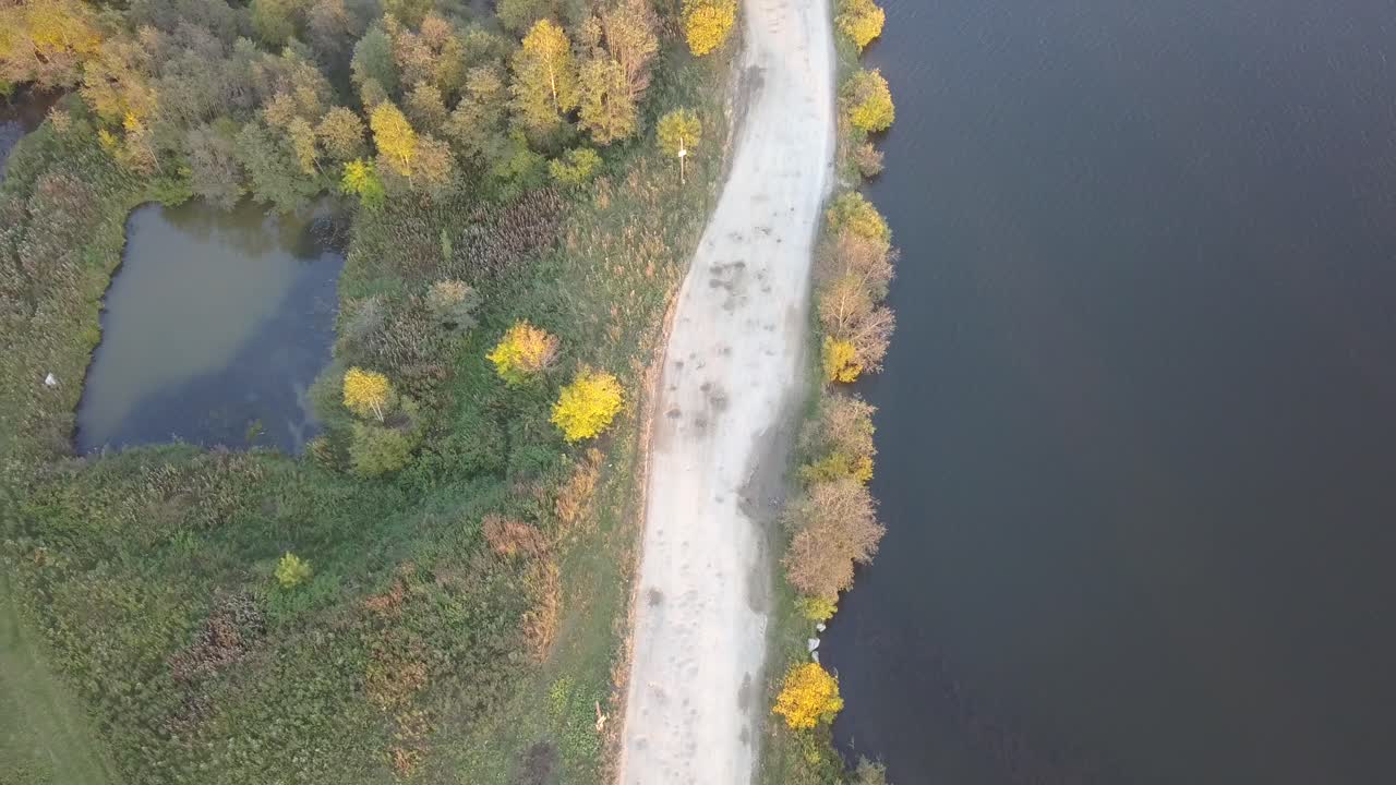 호수와 도로가 있는 가을 풍경