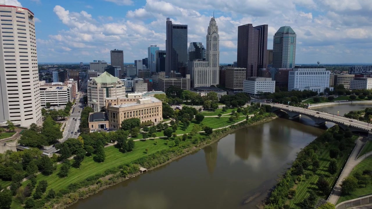 Ripresa con drone dello skyline di Columbus, Ohio, in una giornata di sole, che cattura la LeVeque Tower, la Corte Suprema dell'Ohio, il fiume Scioto e lo skyline della città