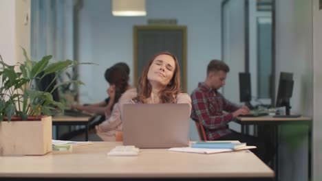 Mujer-Cansada-Relajándose-En-El-Coworking.-Mujer-De-Negocios-Teniendo-Un-Descanso-En-Un-Espacio-Abierto.