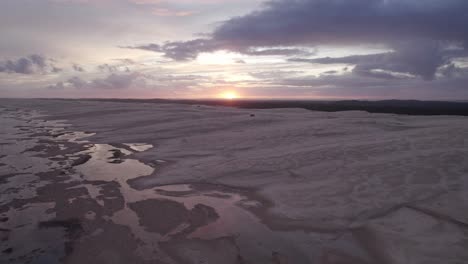 Dramatischer-Sonnenuntergang-über-Stockton-Beach-Mit-Nassem-Sand