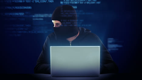 video compuesto de un hacker usando una computadora portátil