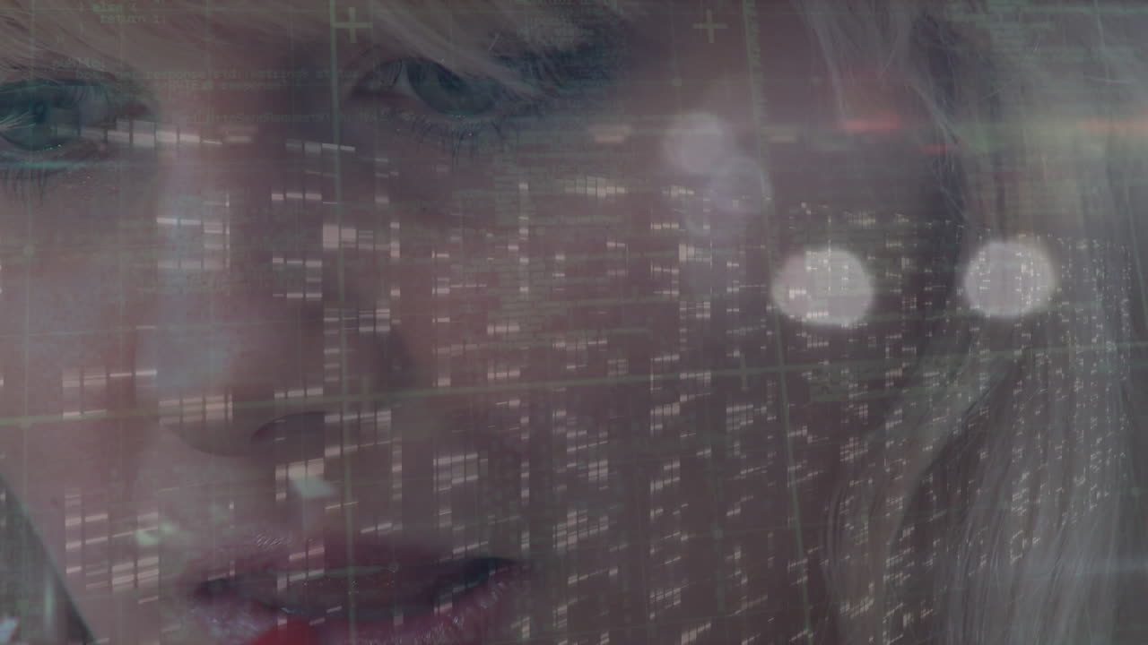 animación de procesamiento de datos y luces sobre la cara de una mujer caucásica haciendo maquillaje