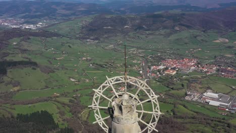 vista aérea por drones de una gran estatua monumental de la virgen de orduña en la cima del monte txarlazo en el país vasco