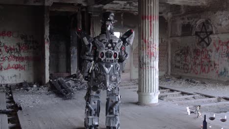 disfraz de robot en un edificio abandonado