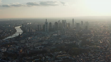 Luftaufnahme-Von-Hohen-Modernen-Gebäuden-In-Der-Innenstadt.-Stadtbild-Mit-Wolkenkratzern-Am-Fluss,-Der-Sich-Durch-Die-Stadt-Schlängelt.-Frankfurt-Am-Main,-Deutschland