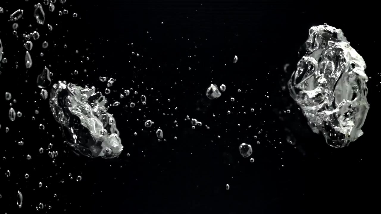 Slowmotion vandbobler svæver på en sort baggrund