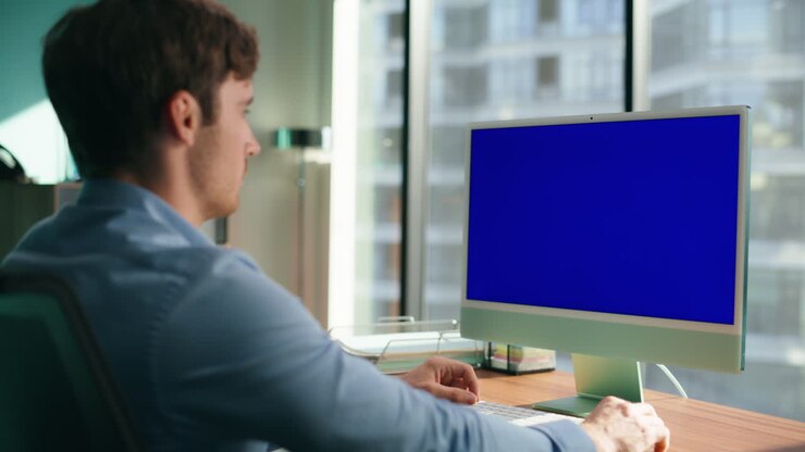 Regista non identificato che lavora con un dispositivo chroma key. Uomo d'affari che usa un PC mockup.