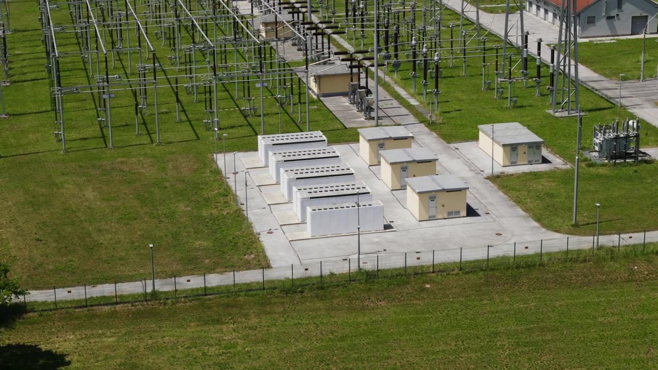 Letecký pohled na bateriový systém pro ukládání energie (BESS) vedle rozvodny pro řízení obnovitelné energie