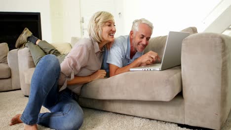 Pareja-Feliz-Usando-La-Computadora-Portátil-Juntos